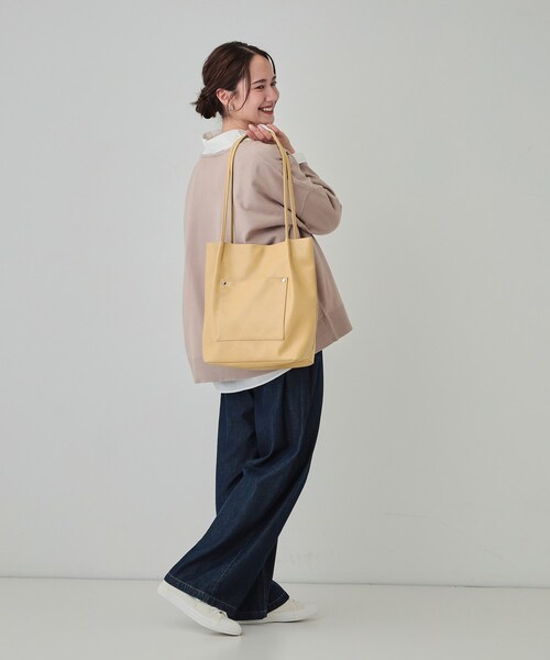 SHOO・LA・RUE(シューラルー)の「オイルレザー風つまみハンドルトート(トートバッグ・レディース・ブラック/ベージュ系4/ベージュ系その他7/イエロー/ピンク系/グリーン・00)」の19枚目の写真