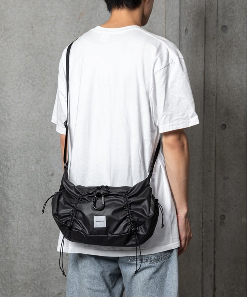 MAKAVELIC(マキャベリック)の「Across Shoulder Bag(ショルダーバッグ・メンズ・ブラック・ONESIZE)」の2枚目の写真