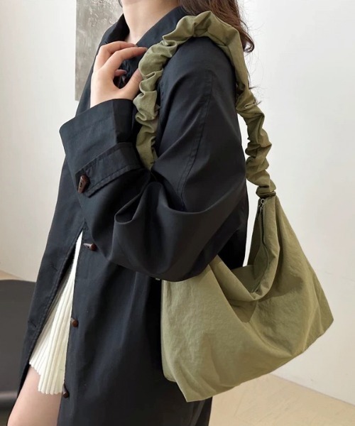 ad thie(アドティエ)の「ギャザーストラップ ショルダーバッグ(ショルダーバッグ・レディース・ライトグレー/ベージュ/ブラック/カーキ・FREE)」の1枚目の写真