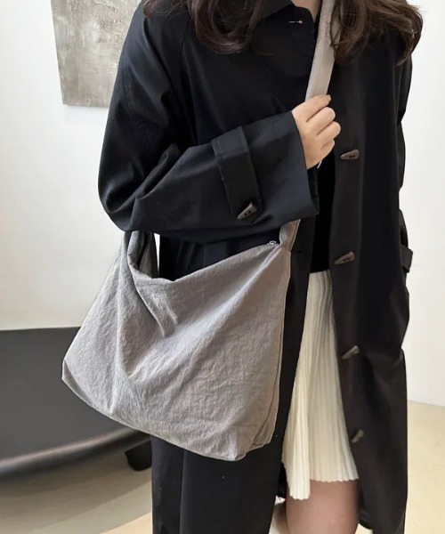 ad thie(アドティエ)の「ギャザーストラップ ショルダーバッグ(ショルダーバッグ・レディース・ライトグレー/ベージュ/ブラック/カーキ・FREE)」の3枚目の写真