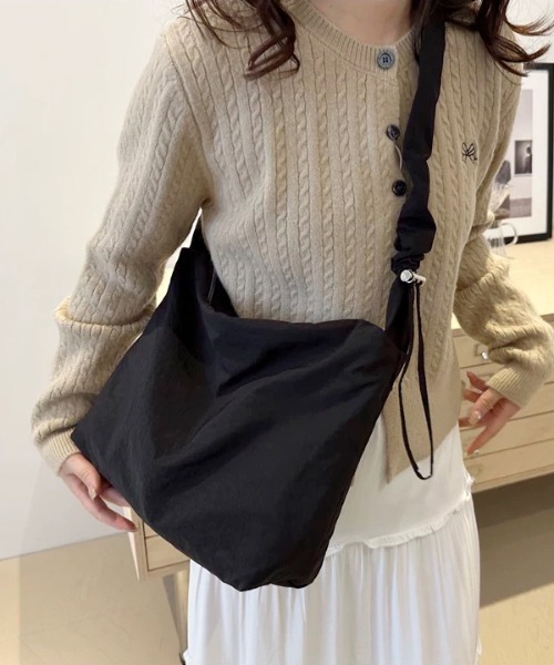 ad thie(アドティエ)の「ギャザーストラップ ショルダーバッグ(ショルダーバッグ・レディース・ライトグレー/ベージュ/ブラック/カーキ・FREE)」の21枚目の写真