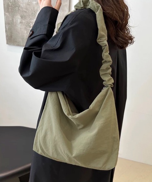 ad thie(アドティエ)の「ギャザーストラップ ショルダーバッグ(ショルダーバッグ・レディース・ライトグレー/ベージュ/ブラック/カーキ・FREE)」の5枚目の写真