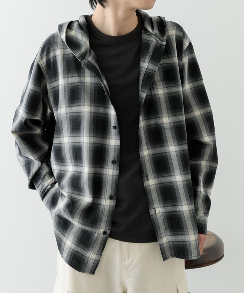 ITEMS URBANRESEARCH（アイテムズ アーバンリサーチ）の「オンブレチェック シャツパーカー（シャツ/ブラウス・メンズ・ブラック/ブラウン/ベージュ・MEDIUM/LARGE）」の2枚目の写真