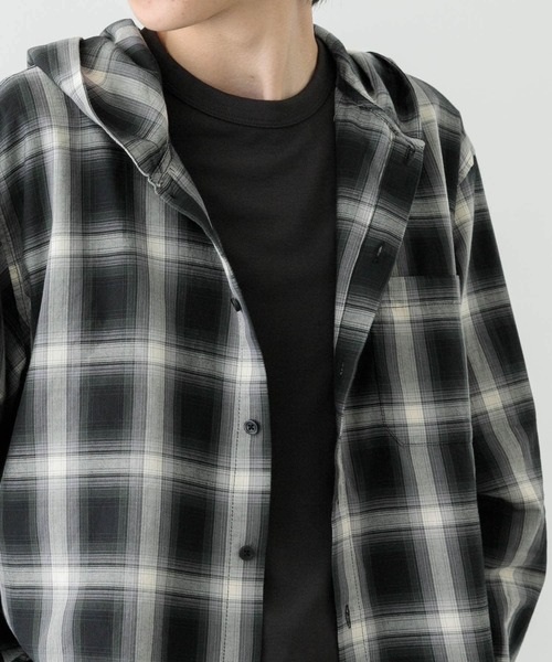 ITEMS URBANRESEARCH（アイテムズ アーバンリサーチ）の「オンブレチェック シャツパーカー（シャツ/ブラウス・メンズ・ブラック/ブラウン/ベージュ・MEDIUM/LARGE）」の4枚目の写真