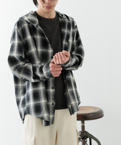 ITEMS URBANRESEARCH（アイテムズ アーバンリサーチ）の「オンブレチェック シャツパーカー（シャツ/ブラウス・メンズ・ブラック/ブラウン/ベージュ・MEDIUM/LARGE）」の5枚目の写真