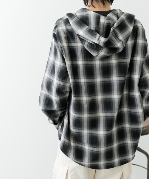 ITEMS URBANRESEARCH（アイテムズ アーバンリサーチ）の「オンブレチェック シャツパーカー（シャツ/ブラウス・メンズ・ブラック/ブラウン/ベージュ・MEDIUM/LARGE）」の6枚目の写真
