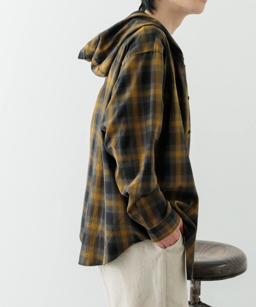 ITEMS URBANRESEARCH（アイテムズ アーバンリサーチ）の「オンブレチェック シャツパーカー（シャツ/ブラウス・メンズ・ブラック/ブラウン/ベージュ・MEDIUM/LARGE）」の12枚目の写真