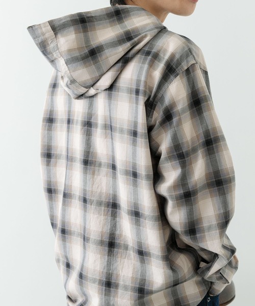 ITEMS URBANRESEARCH（アイテムズ アーバンリサーチ）の「オンブレチェック シャツパーカー（シャツ/ブラウス・メンズ・ブラック/ブラウン/ベージュ・MEDIUM/LARGE）」の14枚目の写真