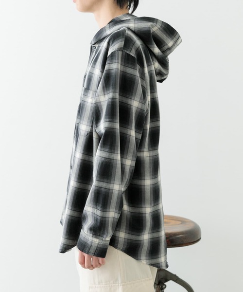 ITEMS URBANRESEARCH（アイテムズ アーバンリサーチ）の「オンブレチェック シャツパーカー（シャツ/ブラウス・メンズ・ブラック/ブラウン/ベージュ・MEDIUM/LARGE）」の18枚目の写真