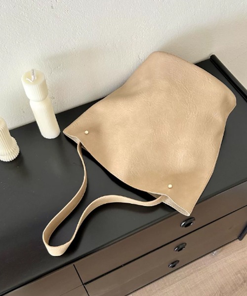ROOPTOKYO(ループトウキョウ)の「Fake Leather One shoulder bag with pouch/フェイクレザー ポーチ付き ワンショルダーバッグ 秋物 秋服 2026年秋冬(ショルダーバッグ・レディース・ブラック/アイボリー/ピンク/キャメル/ブラウン/イエロー/ベージュ・FREE)」の4枚目の写真
