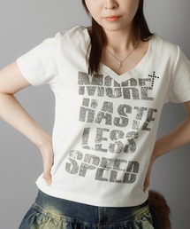 SPINNS(スピンズ)の「【デコルテを見せるのが、ギャルではマスト】平成ギャルTシャツ/Vネッククロスロゴ(Tシャツ/カットソー・レディース)」