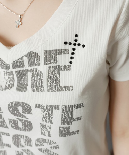 SPINNS（スピンズ）の「【デコルテを見せるのが、ギャルではマスト】平成ギャルTシャツ/Vネッククロスロゴ（Tシャツ/カットソー・レディース・オフホワイト/ブラック/ピンク系その他・ONESIZE）」の12枚目の写真