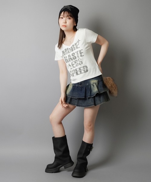 SPINNS（スピンズ）の「【デコルテを見せるのが、ギャルではマスト】平成ギャルTシャツ/Vネッククロスロゴ（Tシャツ/カットソー・レディース・オフホワイト/ブラック/ピンク系その他・ONESIZE）」の13枚目の写真