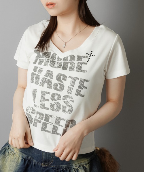 SPINNS（スピンズ）の「【デコルテを見せるのが、ギャルではマスト】平成ギャルTシャツ/Vネッククロスロゴ（Tシャツ/カットソー・レディース・オフホワイト/ブラック/ピンク系その他・ONESIZE）」の5枚目の写真