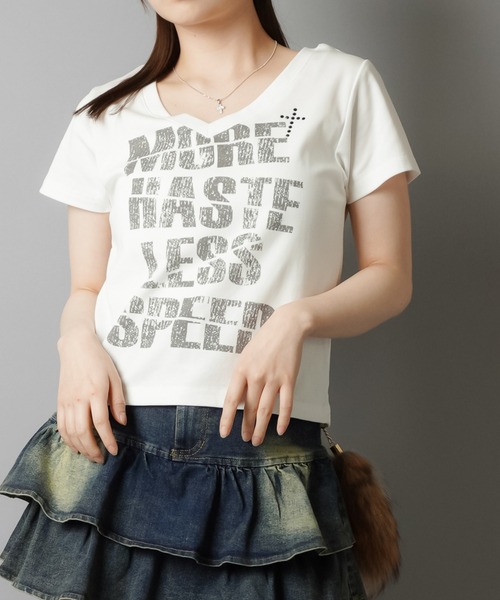 SPINNS（スピンズ）の「【デコルテを見せるのが、ギャルではマスト】平成ギャルTシャツ/Vネッククロスロゴ（Tシャツ/カットソー・レディース・オフホワイト/ブラック/ピンク系その他・ONESIZE）」の7枚目の写真