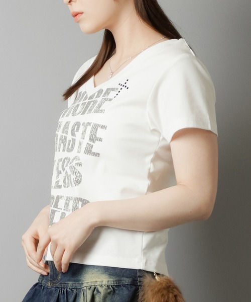 SPINNS（スピンズ）の「【デコルテを見せるのが、ギャルではマスト】平成ギャルTシャツ/Vネッククロスロゴ（Tシャツ/カットソー・レディース・オフホワイト/ブラック/ピンク系その他・ONESIZE）」の10枚目の写真