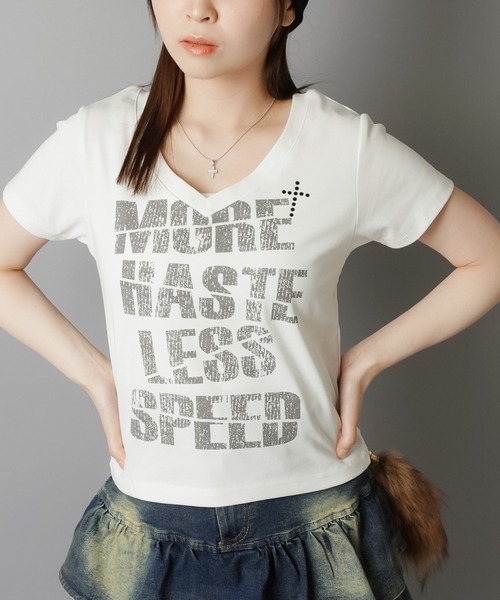 SPINNS（スピンズ）の「【デコルテを見せるのが、ギャルではマスト】平成ギャルTシャツ/Vネッククロスロゴ（Tシャツ/カットソー・レディース・オフホワイト/ブラック/ピンク系その他・ONESIZE）」の6枚目の写真