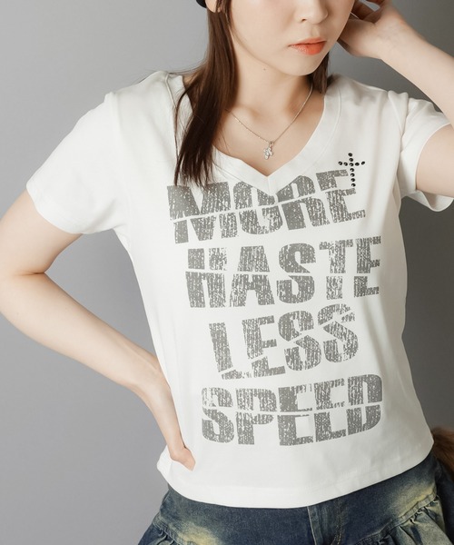 SPINNS（スピンズ）の「【デコルテを見せるのが、ギャルではマスト】平成ギャルTシャツ/Vネッククロスロゴ（Tシャツ/カットソー・レディース・オフホワイト/ブラック/ピンク系その他・ONESIZE）」の4枚目の写真