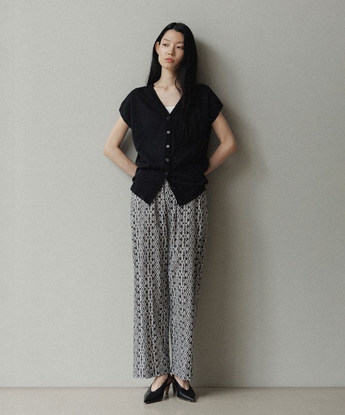 SALON adam et rope'（サロン アダム エ ロペ）の「リネンニットベスト2WAYカーディガン［ドライタッチ・洗える］（カーディガン/ボレロ・レディース・カーキ/ブラック/オフホワイト/ブルー/ピンク・FREE）」の6枚目の写真