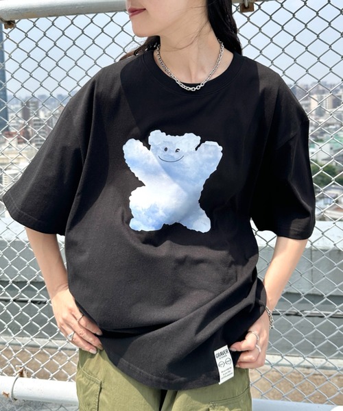 GRAVER OF ANAHEIM(グレイバーオブアナハイム)の「【日本未発売】GRAVER(グレーバー)/実写プリント ベア スマイル 半袖 Tシャツ/Big Cloud Bear Smile Short Sleeve T-shirt(Tシャツ/カットソー・レディース・ブラック/ホワイト/ネイビー・M/L/XL)」の2枚目の写真