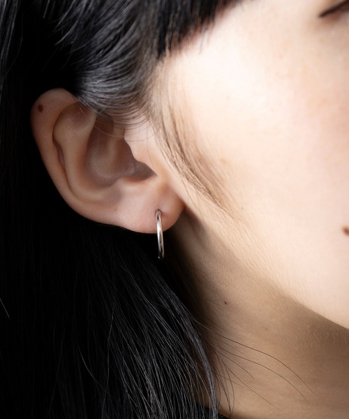 MAISON BREEZE（メゾンブリーズ）の「【MAISON BREEZE】ピアス ステンレス 細幅 丸甲 直径1.5cm ミニ シンプル ワンタッチ フープピアス　OSWY（ピアス（両耳用）・レディース・ゴールド/ブラック/シルバー・FREE）」の3枚目の写真