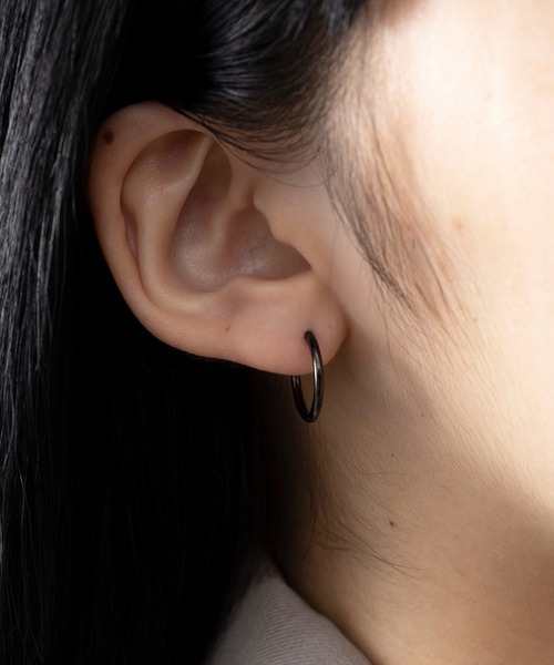 MAISON BREEZE（メゾンブリーズ）の「【MAISON BREEZE】ピアス ステンレス 細幅 丸甲 直径1.5cm ミニ シンプル ワンタッチ フープピアス　OSWY（ピアス（両耳用）・レディース・ゴールド/ブラック/シルバー・FREE）」の2枚目の写真