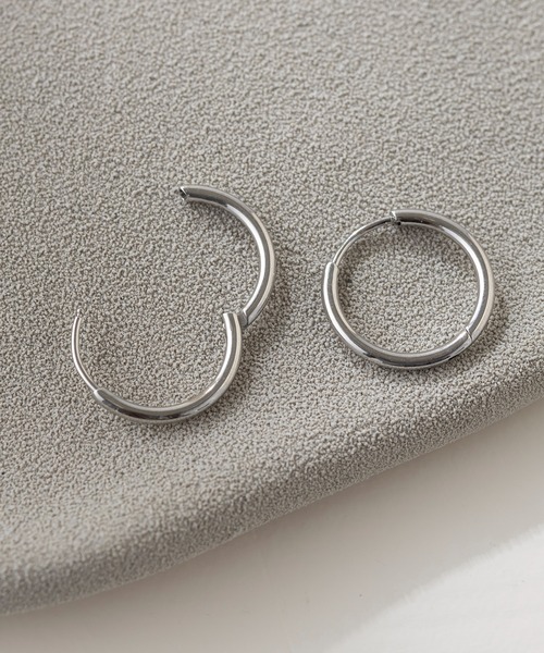 MAISON BREEZE（メゾンブリーズ）の「【MAISON BREEZE】ピアス ステンレス 細幅 丸甲 直径1.5cm ミニ シンプル ワンタッチ フープピアス　OSWY（ピアス（両耳用）・レディース・ゴールド/ブラック/シルバー・FREE）」の15枚目の写真