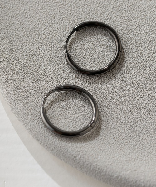 MAISON BREEZE（メゾンブリーズ）の「【MAISON BREEZE】ピアス ステンレス 細幅 丸甲 直径1.5cm ミニ シンプル ワンタッチ フープピアス　OSWY（ピアス（両耳用）・レディース・ゴールド/ブラック/シルバー・FREE）」の9枚目の写真