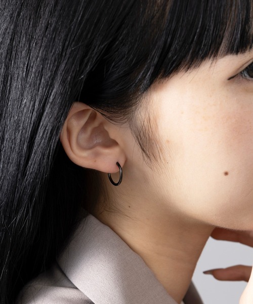 MAISON BREEZE（メゾンブリーズ）の「【MAISON BREEZE】ピアス ステンレス 細幅 丸甲 直径1.5cm ミニ シンプル ワンタッチ フープピアス　OSWY（ピアス（両耳用）・レディース・ゴールド/ブラック/シルバー・FREE）」の11枚目の写真
