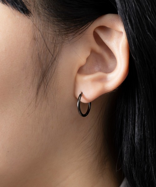 MAISON BREEZE（メゾンブリーズ）の「【MAISON BREEZE】ピアス ステンレス 細幅 丸甲 直径1.5cm ミニ シンプル ワンタッチ フープピアス　OSWY（ピアス（両耳用）・レディース・ゴールド/ブラック/シルバー・FREE）」の12枚目の写真