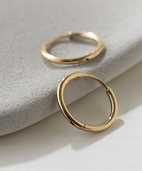MAISON BREEZE（メゾンブリーズ）の「【MAISON BREEZE】ピアス ステンレス 細幅 丸甲 直径1.5cm ミニ シンプル ワンタッチ フープピアス　OSWY（ピアス（両耳用）・レディース・ゴールド/ブラック/シルバー・FREE）」の4枚目の写真