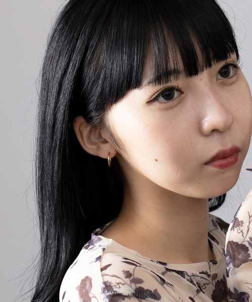 MAISON BREEZE（メゾンブリーズ）の「【MAISON BREEZE】ピアス ステンレス 細幅 丸甲 直径1.5cm ミニ シンプル ワンタッチ フープピアス　OSWY（ピアス（両耳用）・レディース・ゴールド/ブラック/シルバー・FREE）」の8枚目の写真