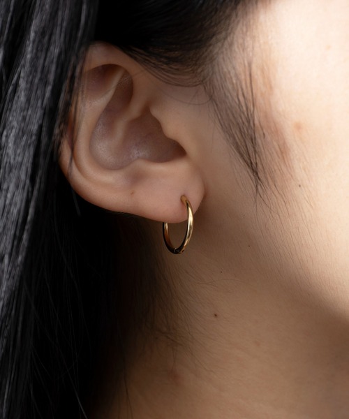 MAISON BREEZE（メゾンブリーズ）の「【MAISON BREEZE】ピアス ステンレス 細幅 丸甲 直径1.5cm ミニ シンプル ワンタッチ フープピアス　OSWY（ピアス（両耳用）・レディース・ゴールド/ブラック/シルバー・FREE）」の7枚目の写真