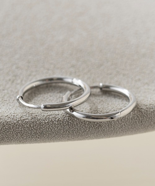 MAISON BREEZE（メゾンブリーズ）の「【MAISON BREEZE】ピアス ステンレス 細幅 丸甲 直径1.5cm ミニ シンプル ワンタッチ フープピアス　OSWY（ピアス（両耳用）・レディース・ゴールド/ブラック/シルバー・FREE）」の13枚目の写真