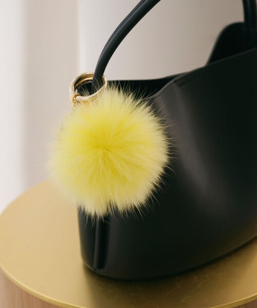 UNITED ARROWS（ユナイテッドアローズ）の「ファー ポンポン チャーム（キーホルダー・レディース・ブラック/ライトピンク/ライトグレー/ピンク/レッド/ベージュ/イエロー・FREE）」の4枚目の写真