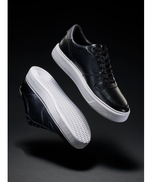 AOURE（アウール）の「ＤＥＶＩＣＥ１　ＣＯＵＲＴ（スニーカー・メンズ・ホワイト/ブラック・25.5cm/26.5cm/27.5cm/28.5cm）」の2枚目の写真