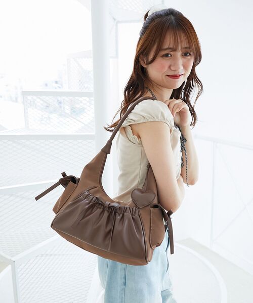 MAJESTIC LEGON（マジェスティックレゴン）の「ギャザーポケットリボンバッグ（ショルダーバッグ・レディース・ブラウン/ブラック・FREE）」の4枚目の写真