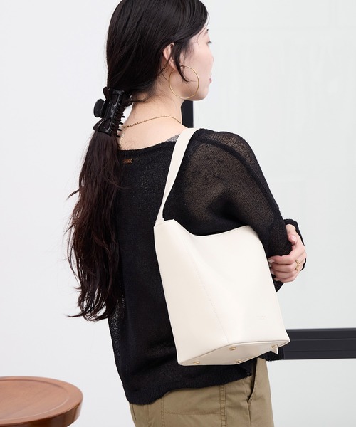 VIOLAd'ORO（ヴィオラドーロ）の「【VIOLAd'ORO】VOGUE-型押しスムースバッグ（ショルダーバッグ・レディース・オフホワイト・FREE）」の3枚目の写真