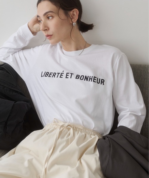 ANGIE(アンジー)の「フロッキープリントロゴロンT(Tシャツ/カットソー・レディース・ライトグレー系1/ホワイト×ブラック/ホワイト系1/ライトベージュ/グレー系1/スミクロ/ブルー系1・SMALL/MEDIUM/LARGE)」の2枚目の写真
