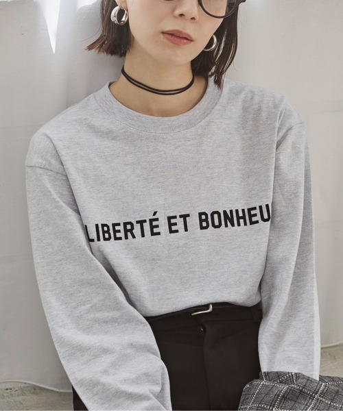 ANGIE(アンジー)の「フロッキープリントロゴロンT(Tシャツ/カットソー・レディース・ライトグレー系1/ホワイト×ブラック/ホワイト系1/ライトベージュ/グレー系1/スミクロ/ブルー系1・SMALL/MEDIUM/LARGE)」の4枚目の写真