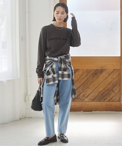 ANGIE(アンジー)の「フロッキープリントロゴロンT(Tシャツ/カットソー・レディース・ライトグレー系1/ホワイト×ブラック/ホワイト系1/ライトベージュ/グレー系1/スミクロ/ブルー系1・SMALL/MEDIUM/LARGE)」の12枚目の写真