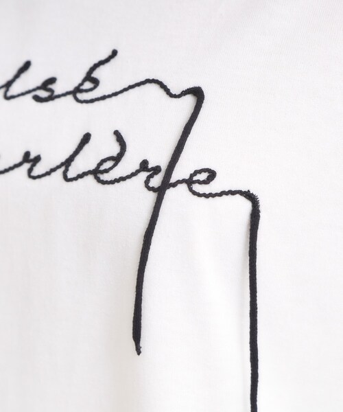 SHOO・LA・RUE(シューラルー)の「【洗濯機可/S-LL】周りと差がつく チェーンステッチロゴロンT(Tシャツ/カットソー・レディース・ブラック/ホワイト・01/02/03/04)」の3枚目の写真