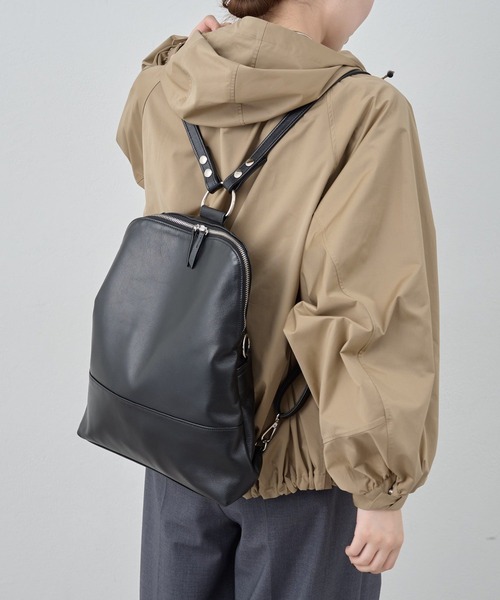 GALLARDAGALANTE（ガリャルダガランテ）の「【ZOZO店、札幌店限定】【2.718】撥水レザー2WAYリュック（バックパック/リュック・レディース・ブラック/ベージュ・FREE）」の5枚目の写真