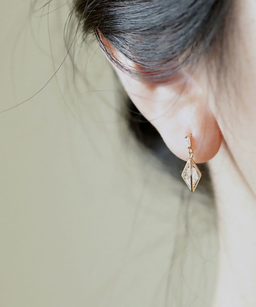 yu-ka(ユーカ)の「YU-KA:ジオメトリック ドロップピアス Geometric drop pierce(ピアス(両耳用)・レディース・ゴールド・FREE)」の2枚目の写真