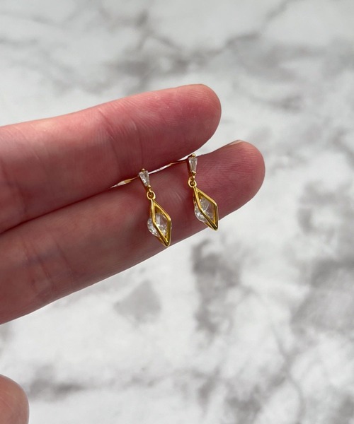 yu-ka(ユーカ)の「YU-KA:ジオメトリック ドロップピアス Geometric drop pierce(ピアス(両耳用)・レディース・ゴールド・FREE)」の3枚目の写真