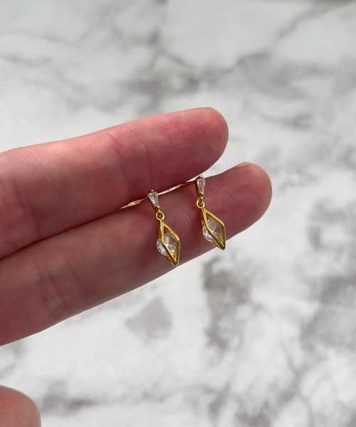 yu-ka(ユーカ)の「YU-KA:ジオメトリック ドロップピアス Geometric drop pierce(ピアス(両耳用)・レディース・ゴールド・FREE)」の4枚目の写真