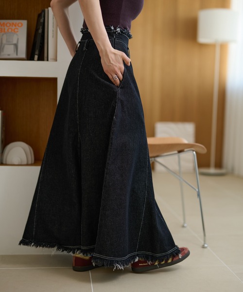 LAULEN(ローレン)の「fringe stitch denim long skirt /フリンジパターンデニムロングスカート(デニムスカート・レディース・ブラック/ブルー・M/S)」の4枚目の写真