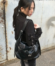 MUCENT（ムセント）の「Monique Metal Logo Front Belted Leather Shoulder Bag for Men and Women（ショルダーバッグ・メンズ）」