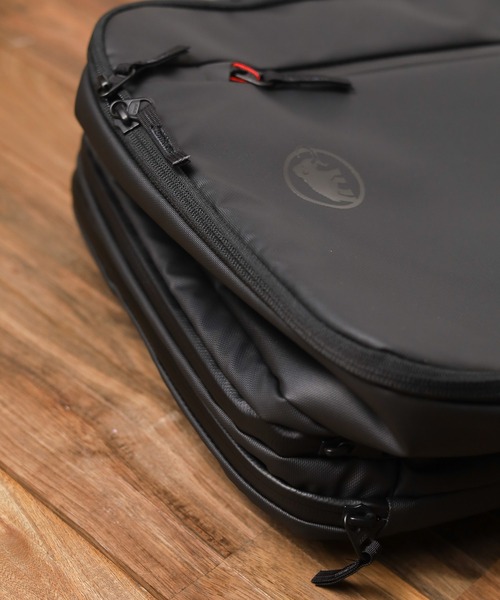 Mammut(マムート)の「【 MAMMUT (マムート)】Seon Transporter 25L(ショルダーバッグ・メンズ・ブラック/ダークネイビー/ライトベージュ/ブルーグレー・FREE)」の21枚目の写真