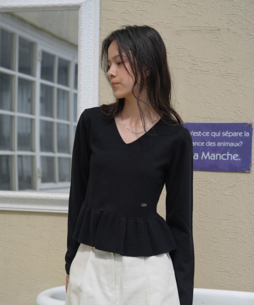 DEHEVE（デヘヴェ）の「V-neck Flare Shirring Knit [Black]（ニット/セーター・レディース・ブラック・FREE）」の2枚目の写真